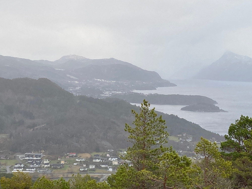 Merafta på Oksnøya litt til venstre i bildet og Sandvikhornet til høyre. I en av boligene til venstre i bildet befinner mitt mobile hjemmekontror seg.