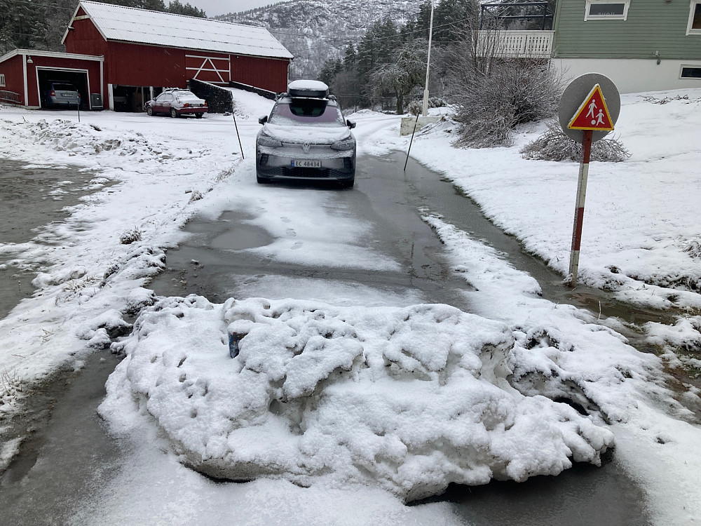 Så langt kunne jeg kjøre bilen i dag. Jeg hadde ikke kommet så mye lenger heller pga trær over veien som vises i forrige bilde.