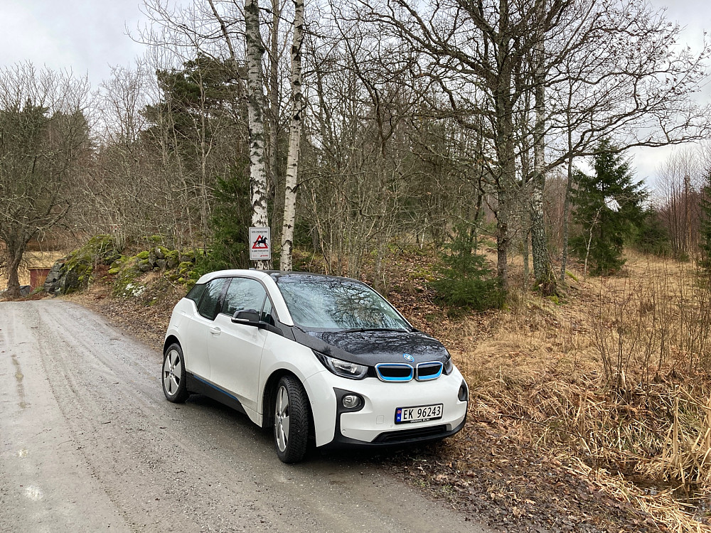 Parkering ved en grusvei, for anledningen med en BMW i3.