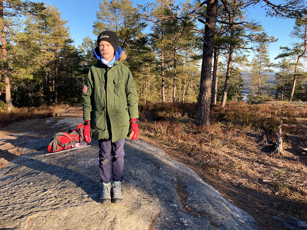 Jeg tror Vegard her står på det høyeste punktet på Mjørskaukollen.