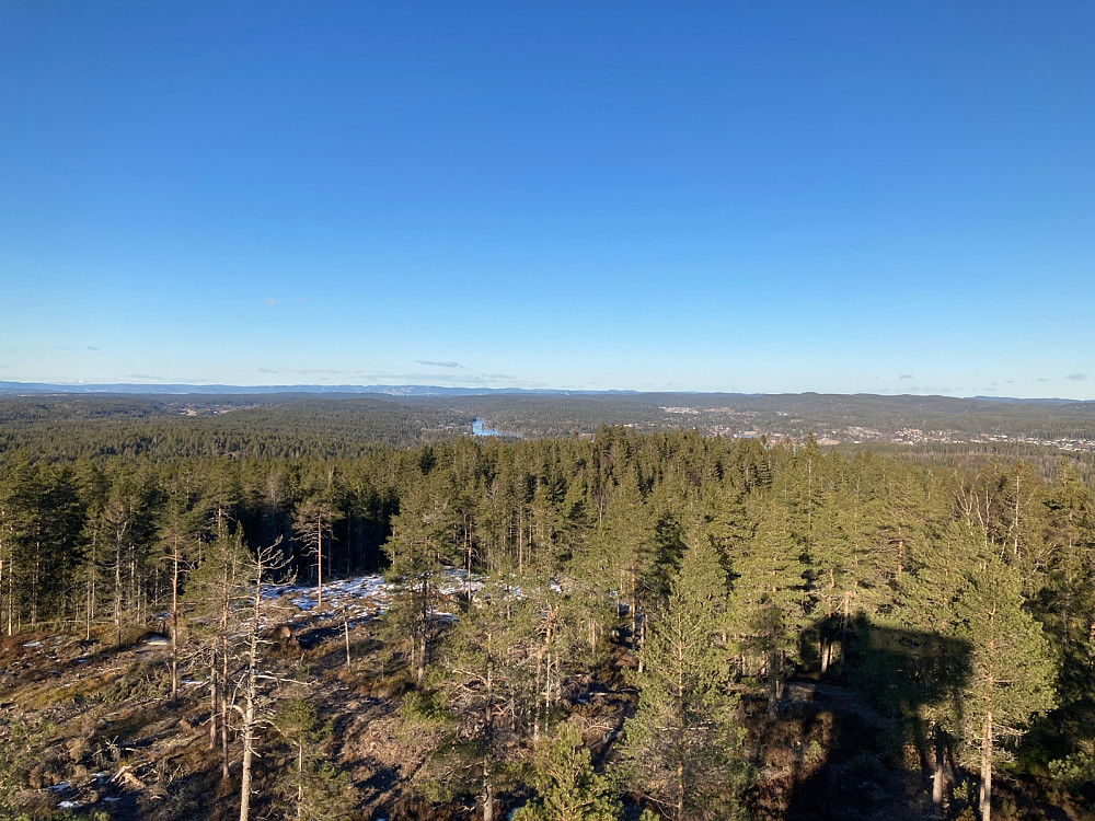 Utsikt nordvestover. Tror litt av Oslo kan skimtes.