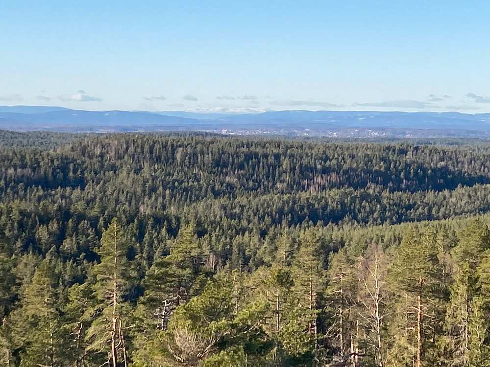 Zoomet inn utsikten vestover. Mener det er Blefjell i det fjerne og Drammensdalen foran.