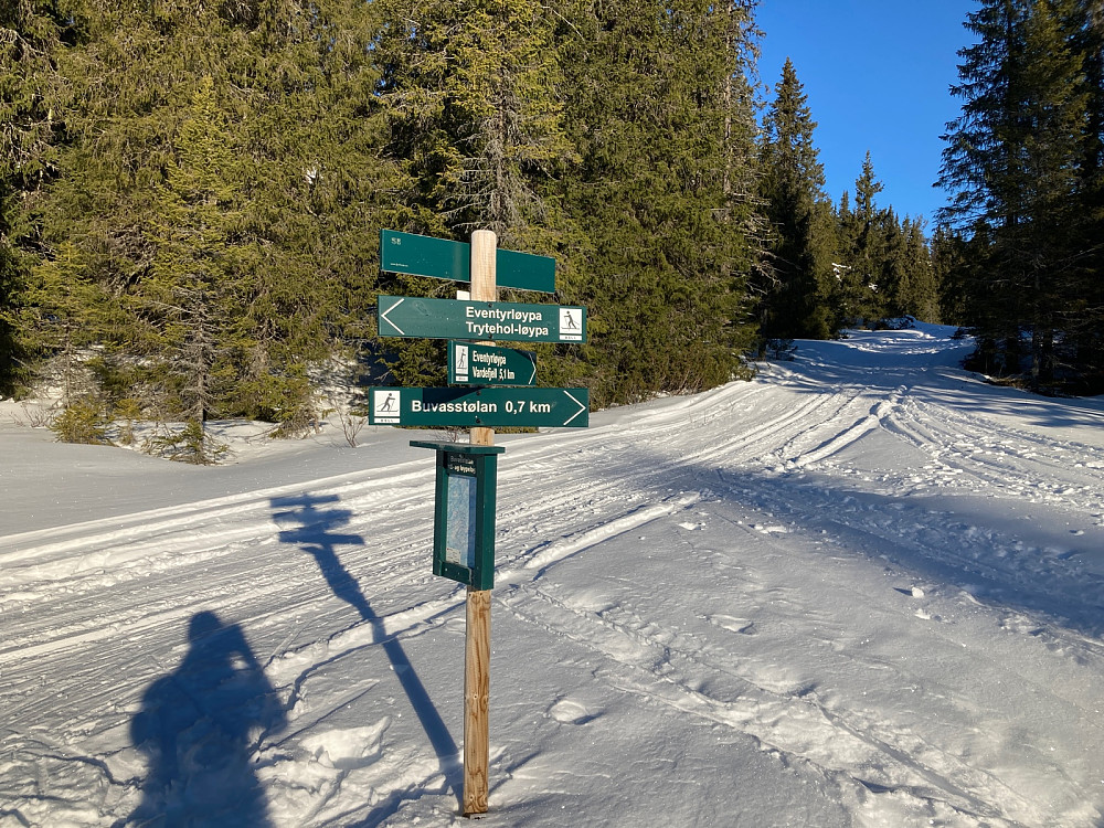 Turen startet ved Buvasstølan. Gode skispor i starten.