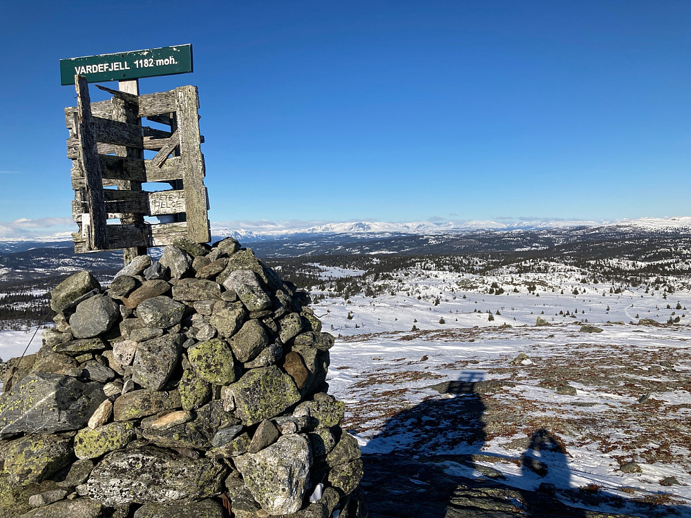 Utsikt fra Vardefjell til Hemsedalsfjellene og Jotunheimen helt til høyre.