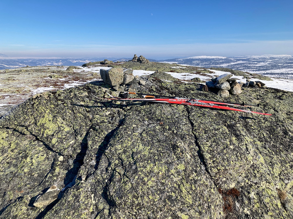 Skiene mine ligger her åpenbart på det høyeste punktet på Veslesanget. Varden i bakgrunnen er jo lavere.