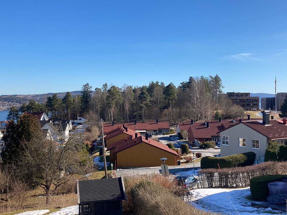 Åskollen er på toppen av treklyngen på bildet.