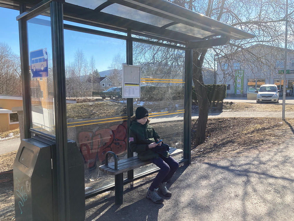Vegard venter på bussen hjem.