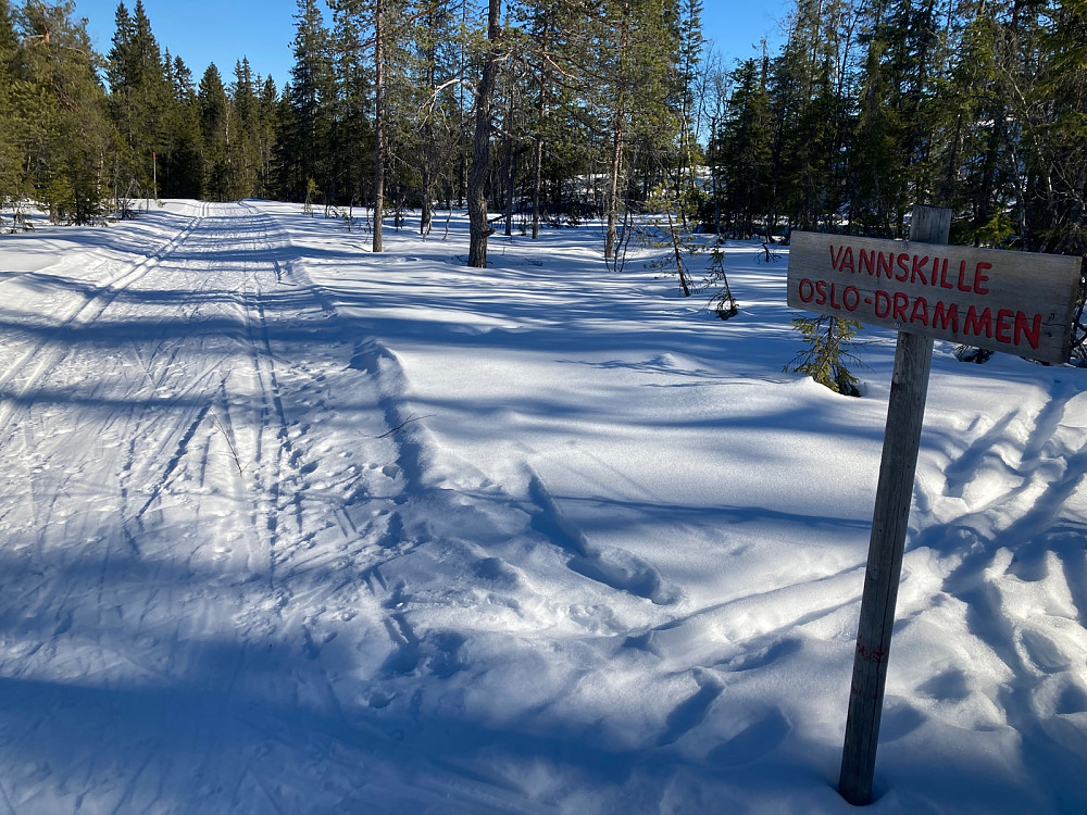 På den ene siden forsvinner snøen etterhvert ut i Drammenselva. På den andre siden vil jeg tro vannet går i Lysakerelva.