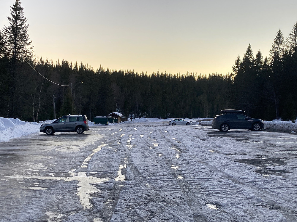 Tydeligvis to andre gærninger som er sent ute på skitur på en søndag hvis de ikke har hytte da. Parkeringsplassen var nesten full da jeg parkerte her.