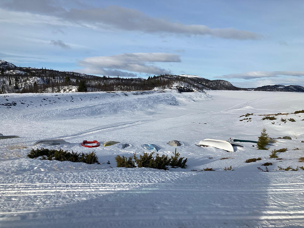 Fra starten av turen ved demningen på Rødungen ses Åshovda som den snødekte toppen litt til høyre i bildet.