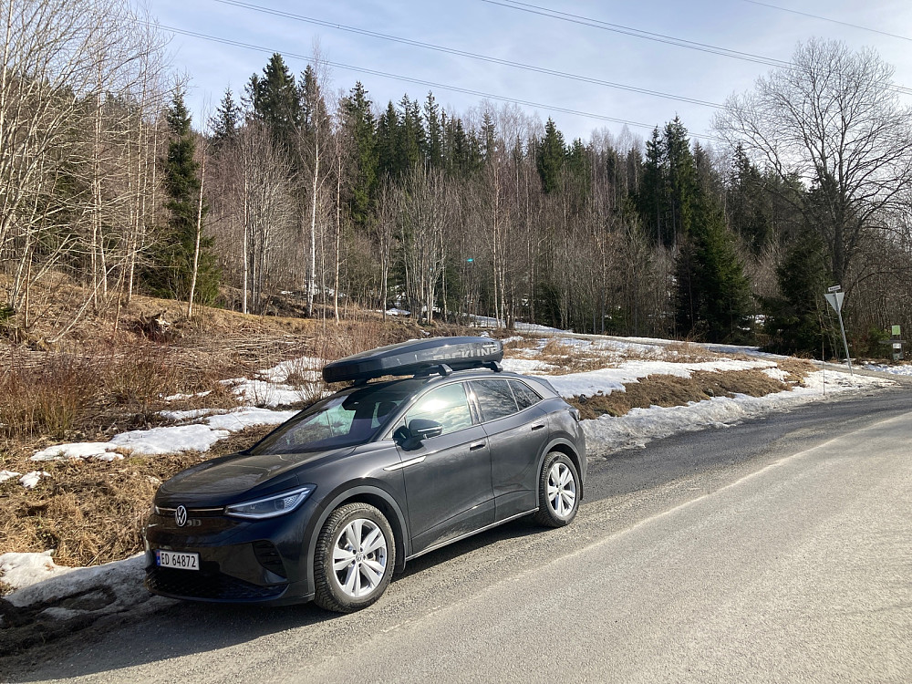 Parkerte på ei lomme ved veien.