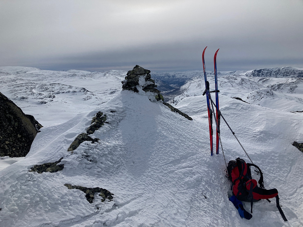 Skiene mine ved varden på Kyrkjenøse.