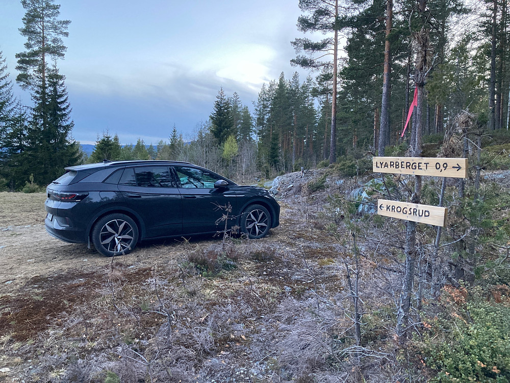 Lang skogsbilvei uten bommer til denne parkeringen.