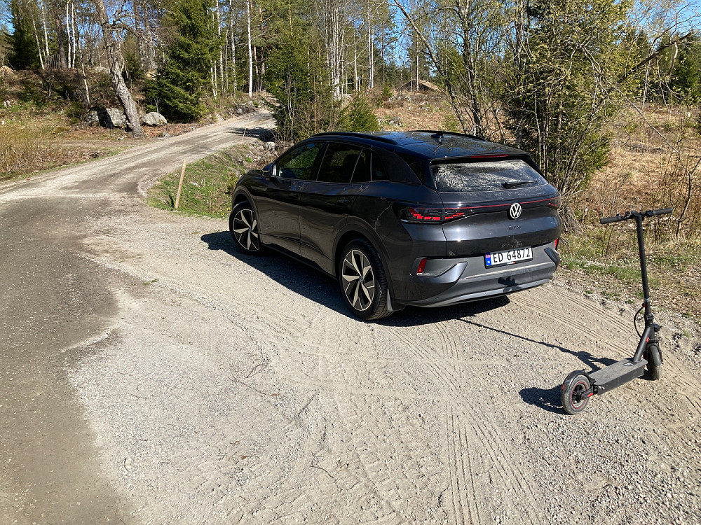 Parkering i en parkeringslomme knapt hundre meter før en låst bom.