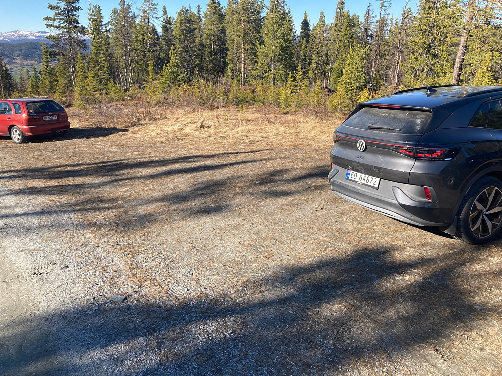 Bilparkering ovenfor S-svingene.