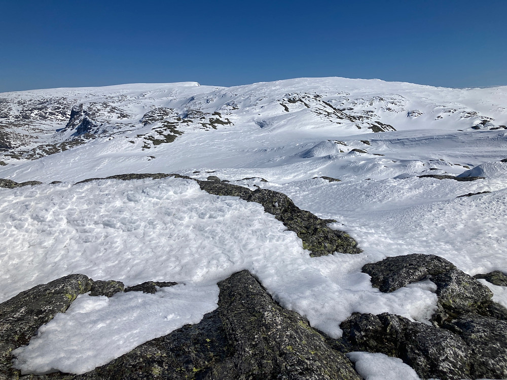 Utsikt fra "SØ2 for Kyrkjedørsnuten - 1827moh" med Folarskarsnuten fortsatt ganske langt unna. Jeg snudde her og begynte på tilbaketuren.