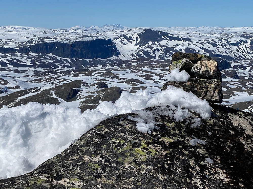 Fortsatt på "SØ2 for Kyrkjedørsnuten - 1827moh" med utsikt nordover over Urdvassberget og Urevassnutane helt til Hurrungane i bakgrunnen.