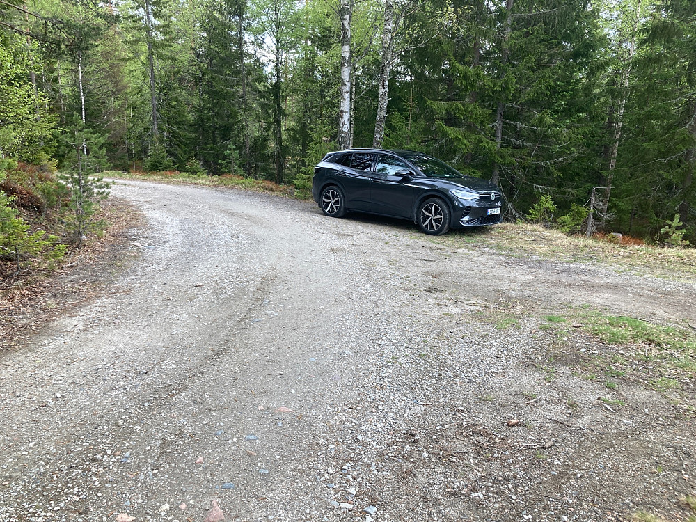 Bilparkering langt inne i skogen. Muligens ikke så populært at jeg kjørte inn hit.