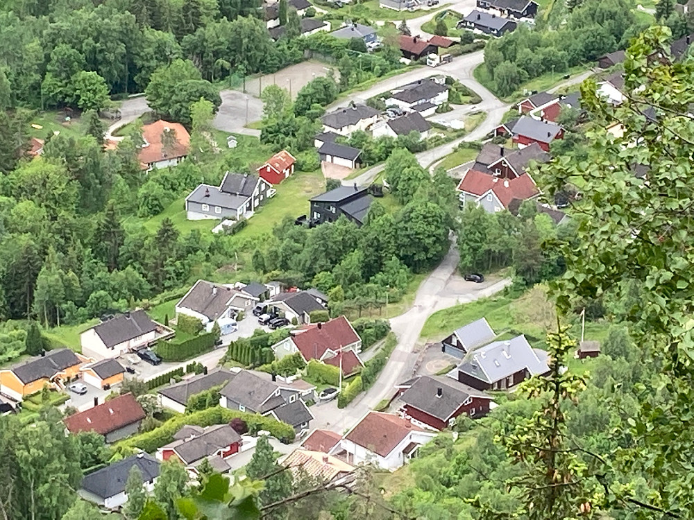 Fra Hørtekollen Vest ses min svarte bil i et veikryss litt til høyre i bildet. Tror det er plass til 3-4 biler der.
