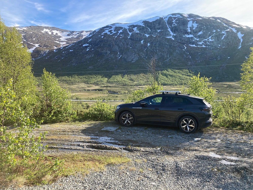 Jeg parkerte bilen på den dårlige grusveien ovenfor Riksvei 52. Det gikk kun an å kjøre veien fra sør.