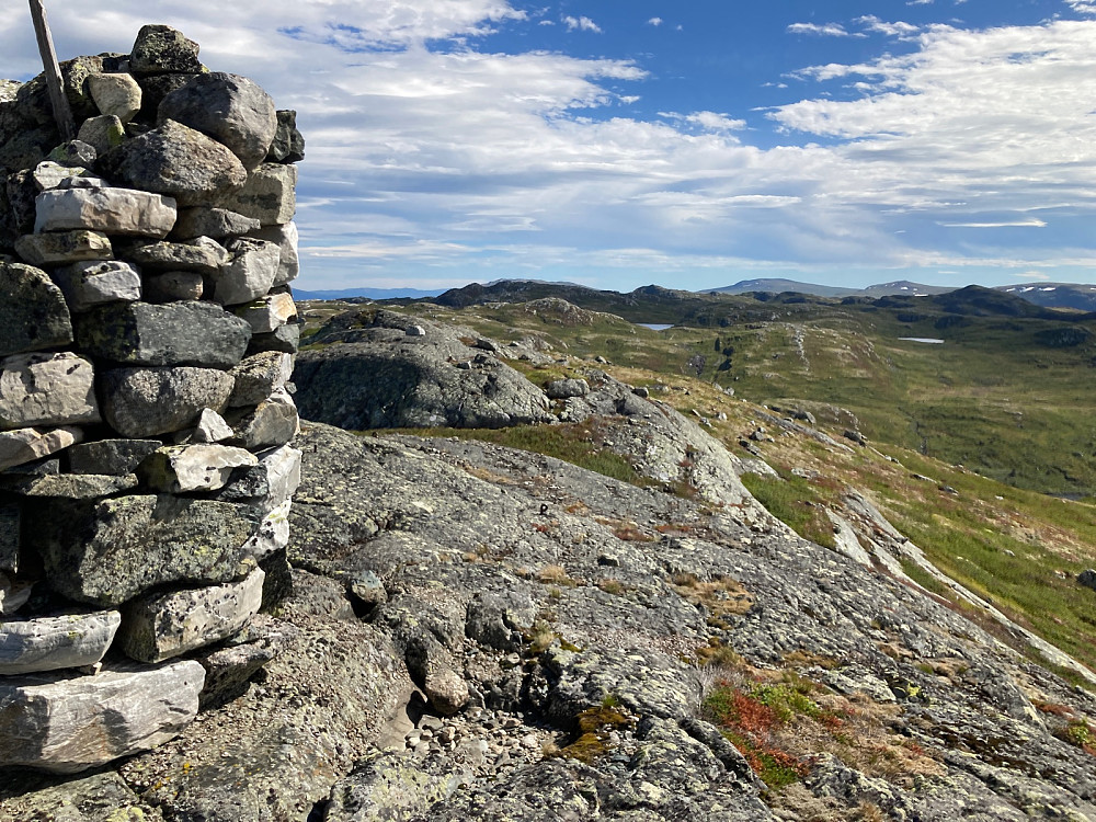 Toppvarden på Hallandsfjellet med utsikt sørover. Tror det er Brennatten som er den mørke toppen til høyre i bildet.