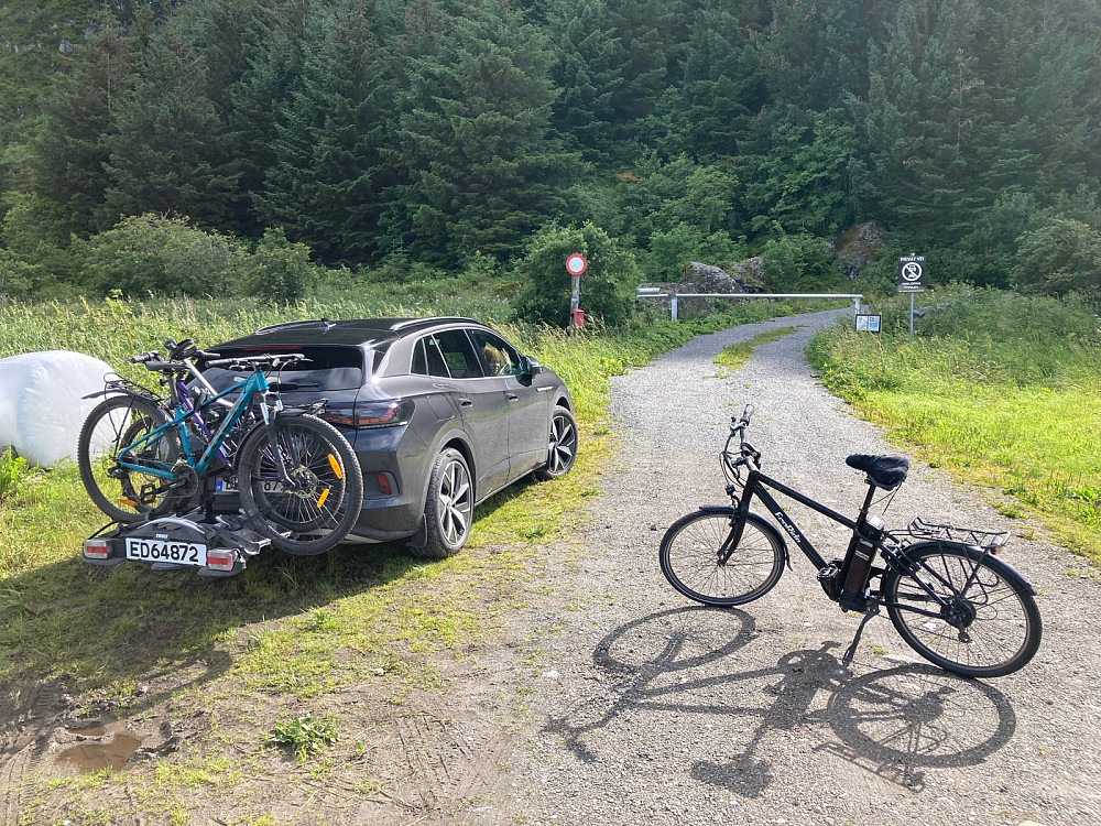 Parkerte ved Haramsfjellveien nord. Veien videre opp er stengt med bom, så fra her syklet jeg bratt oppover grusveien.