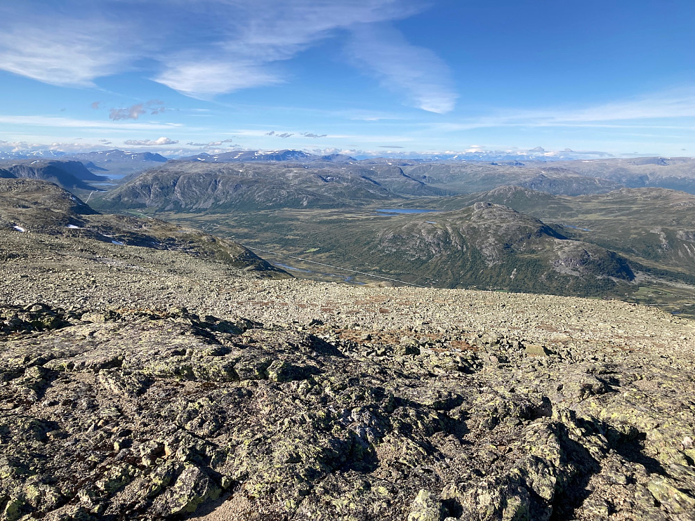 Utsikt nordover mot Høgeloft og Jotunheimen langt borte i skyene.