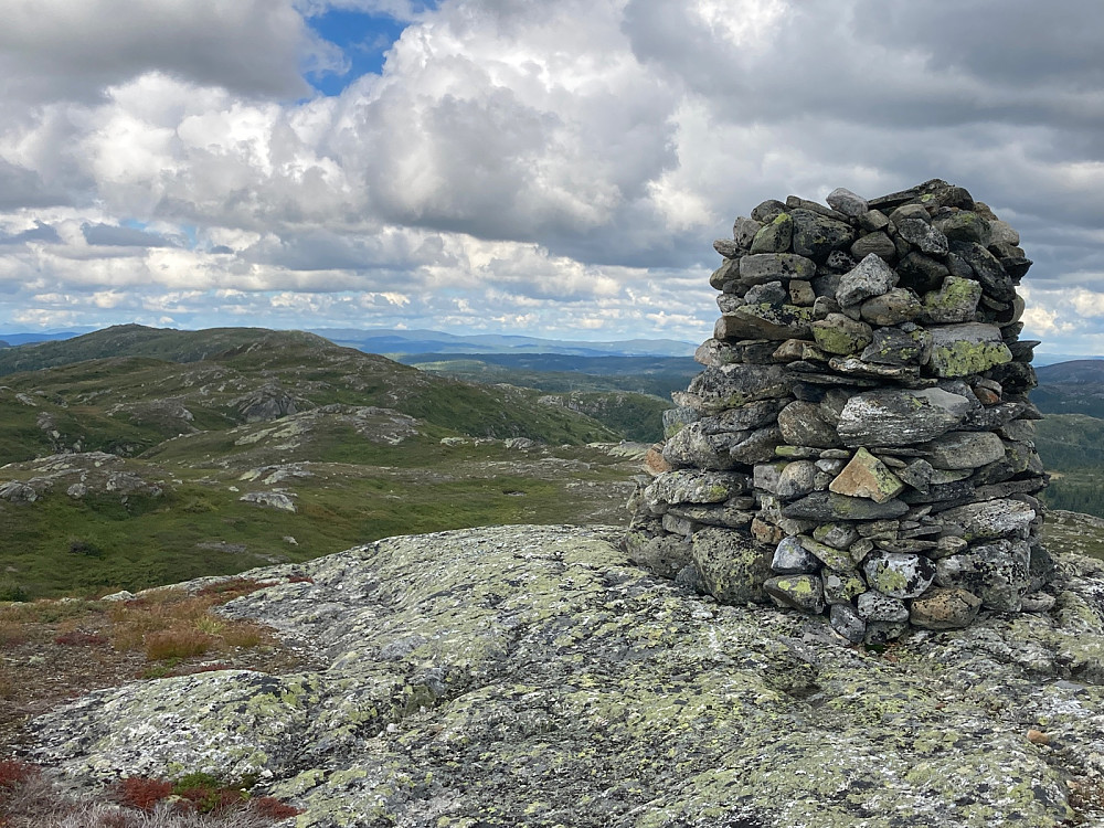 Toppvarden på Saulifjellet med utsikt nordover til Blåfjell.