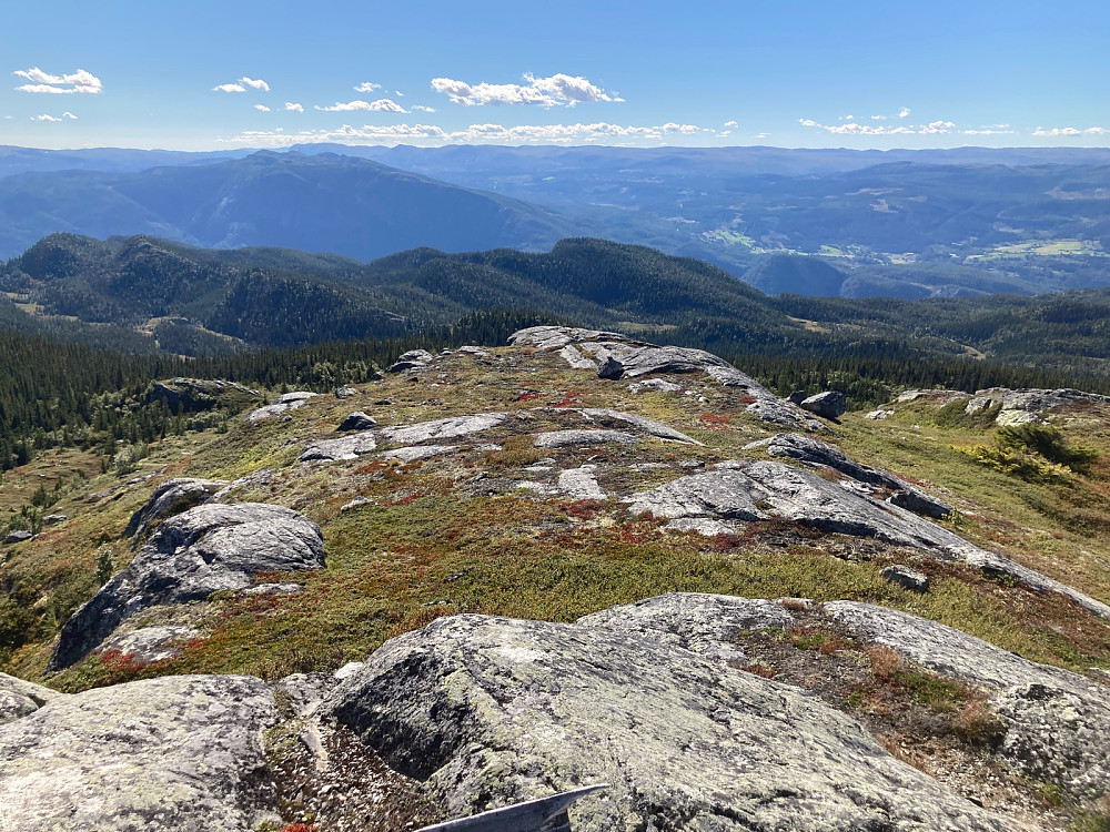 Utsikt nedover til Bromma og oppover til Hallingnatten, som ikke er så lett å plukke ut i det jevne fjellterrenget på andre siden av Hallingdalen.