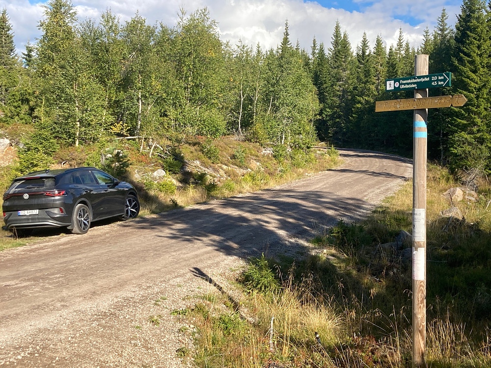 Bilen er kjørt i grøfta og det er to kilometer til Framstadsæterfjellet.