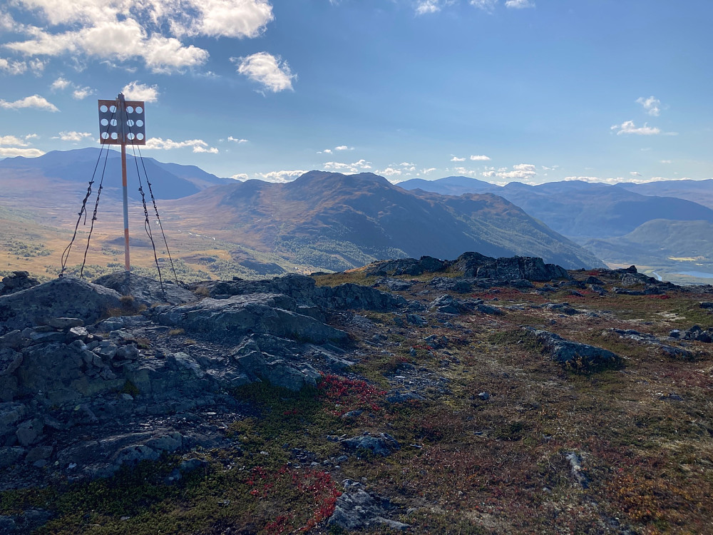 Kvitingane midt i bildet og Leinenøse på 1675 moh til venstre i bildet.