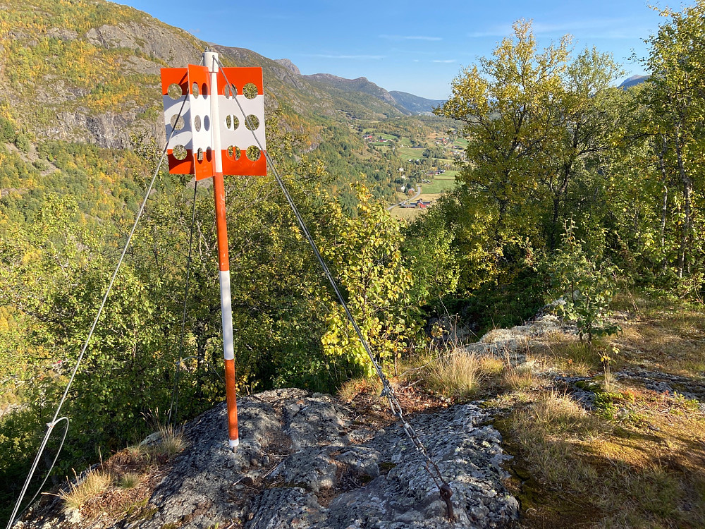 Trigpunktet står kanskje 5 meter fra toppunktet på Hallenuten.