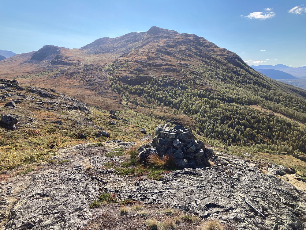 Liten varde på Fjellstølklanten og utsikt til Kvitingane.