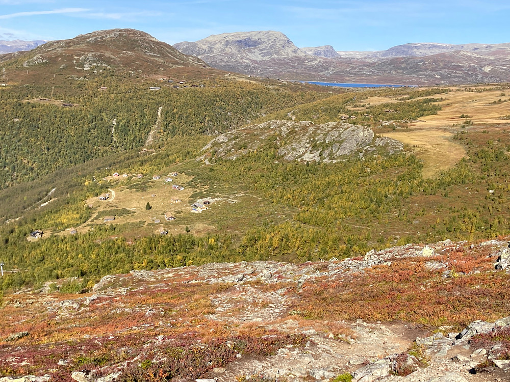 Utsikt tilbake til Solgladberget til venstre og Fjellstølklanten som er den lille knausen midt i bildet.