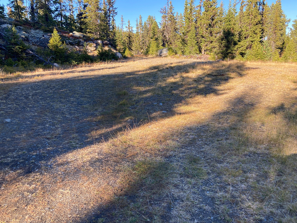 Det gikk kjørbar grusvei opp til denne plassen, men jeg gikk opp hit fra en parkeringsplass ca 800 meter lenger nede.