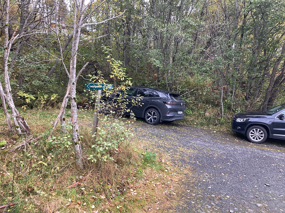 Parkering ved veien over Ørskogfjellet.
