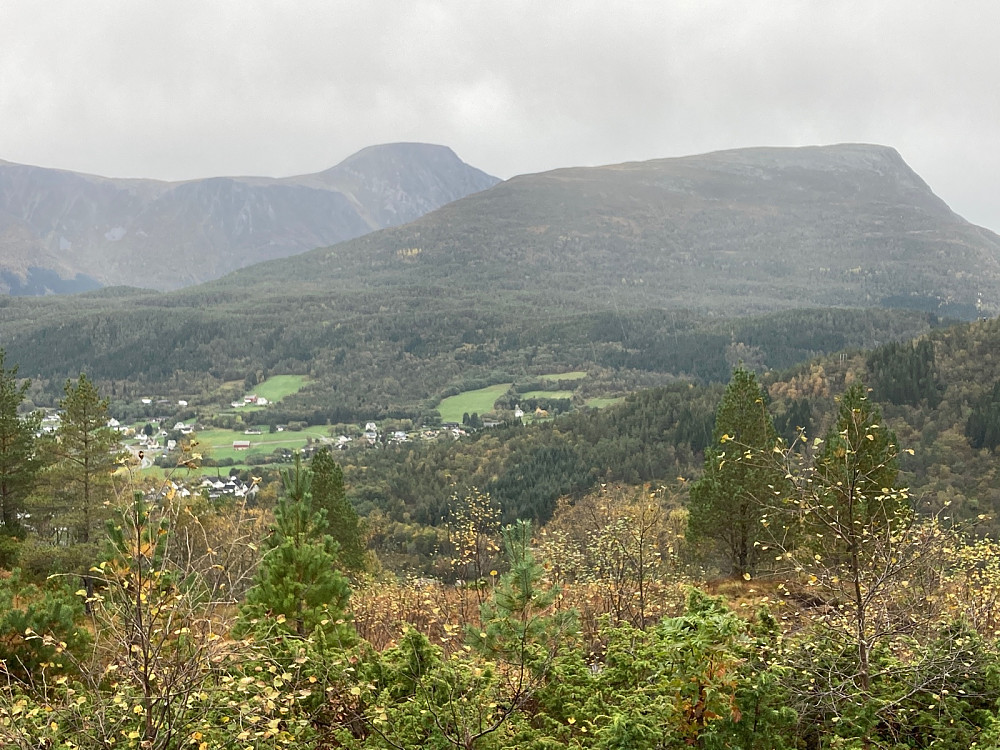 Storfjellet til venstre og Grøtshornet til høyre.