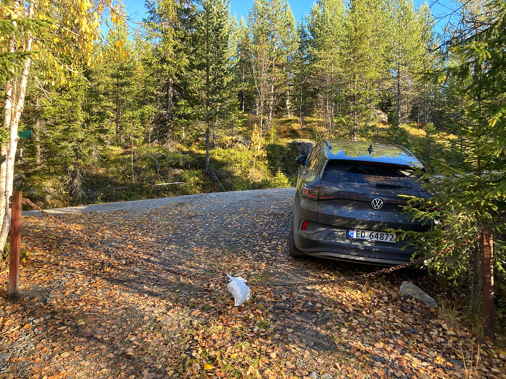 Det er 6-700 meter å gå på grusvei inn til Fønhuskoia.