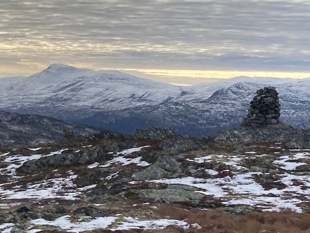 Toppvarden med Høgevarde på Norefjell i bakgrunnen til venstre.