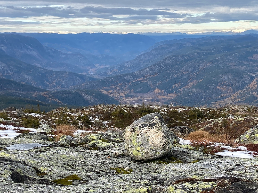 Utsikt oppover Hallingdalen. De snødekte fjellene i bakgrunnen er antagelig i Hemsedal og Ål på grensen til vestlandet.