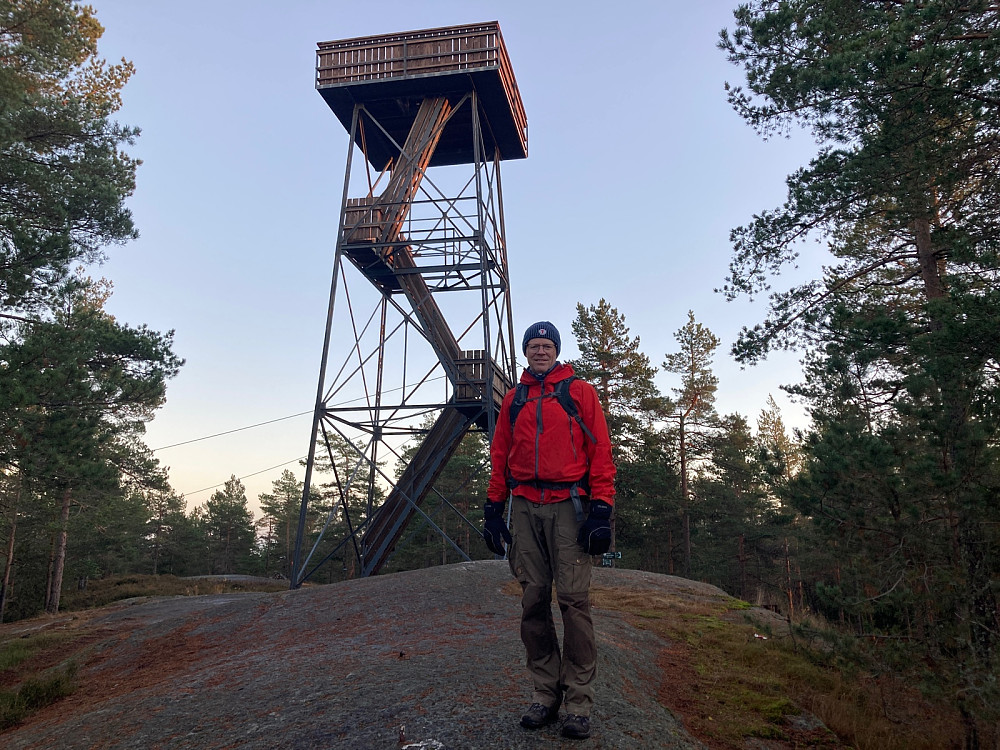 Toppunktet på kjerringhøgda er mellom meg og tårnet.