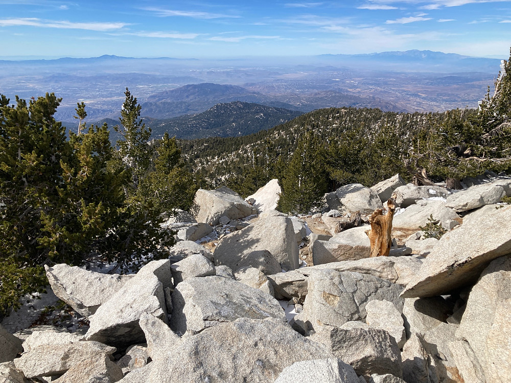 Her ser vi nord / nordvestover, og jeg tror det er San Gorgonio Mountain på 3506 moh til høyre i bildet