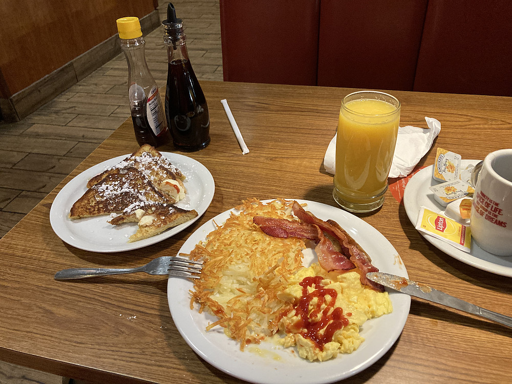 Frokost på Denny's i Palm Springs kl. 06 om morgenen. Skikkelig kraftig kost som var nok til hele turen til San Jacinto Peak.