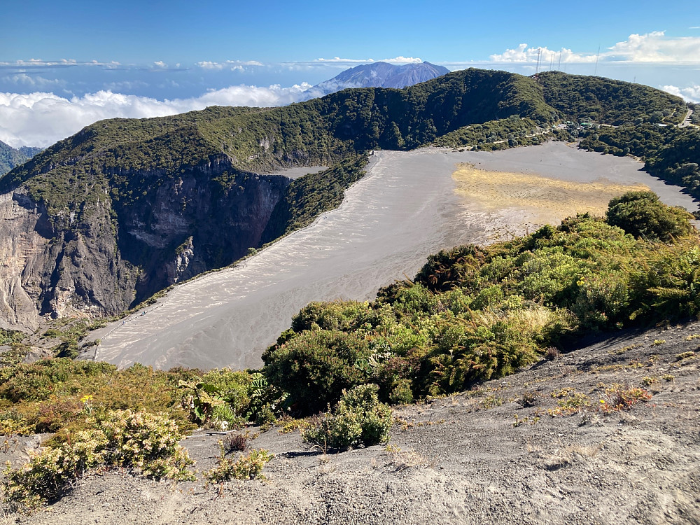 Her ser man at det er to dype kratere på Irazu og en grusslette som antagelig er laget av et utbrudd.