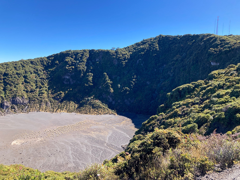 Kraterbunnen har en liten innsjø i regntiden, men ikke nå i januar som er den tørre årstiden.