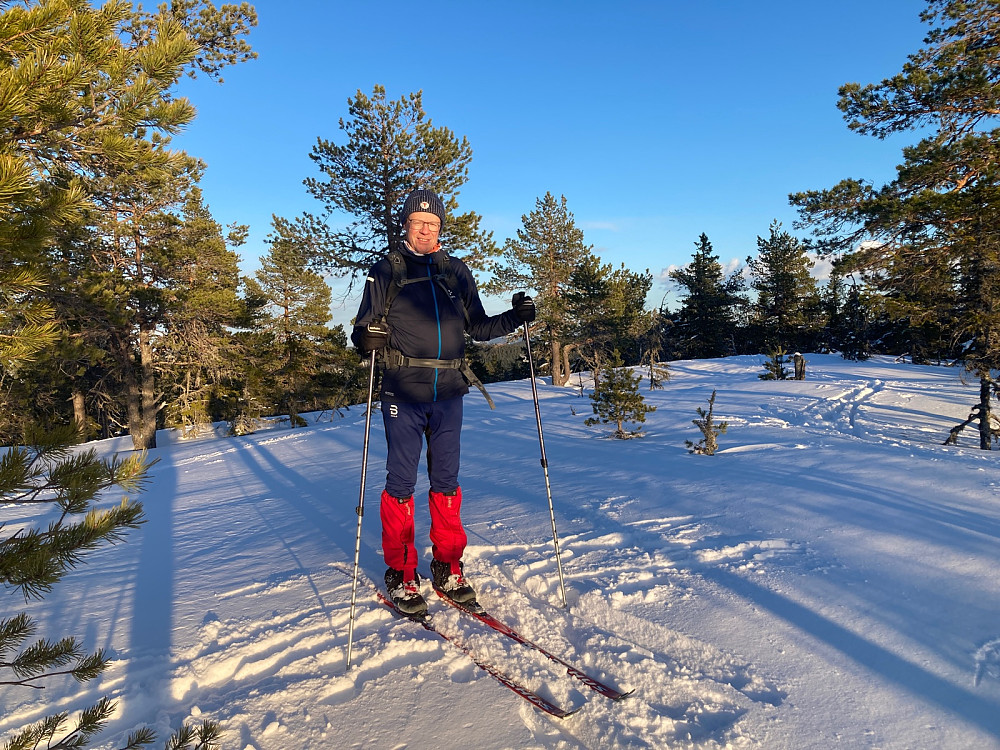 Undertegnede mysende i sola på toppen av Langvassbrenna.