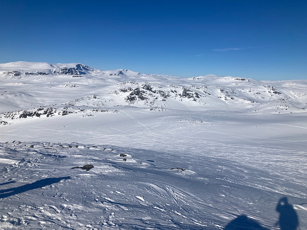 Her ses fra venstre Høgeloft, Haukefjellet, østlige Jotuntopper langt borte og Vesle Jukleeggi. Vesle Jukleeggi ser ut som en fin fjellskitur som jeg håper å få gjennomført i april.