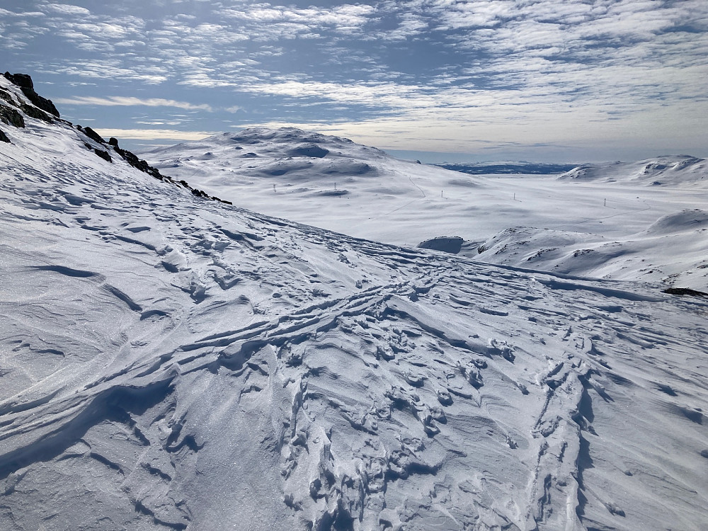 Like oppunder Hamarskardtoppen fikk jeg se Såta. Jeg hadde også tenkt på muligheten av å gå på Såta fra alpinsenteret, men når jeg ser dette bildet tror jeg den er litt for slak til at det er det beste skiutstyret. Vanlige fjellski senere en gang kanskje?