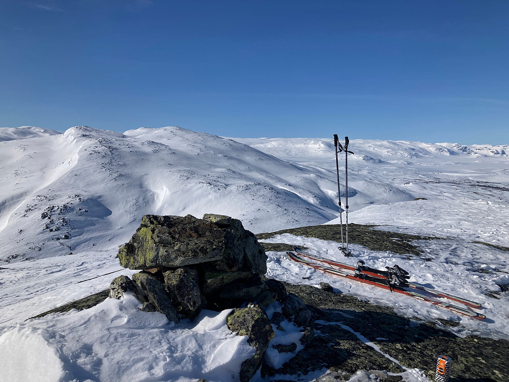 Toppvarden på Hamarskardtoppen og Systerskardfjellet i bakgrunnen.