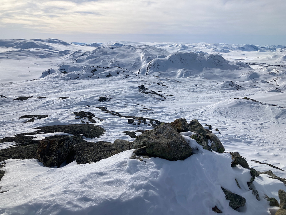 En liten toppvarde på Totten. Utsikt til Hamarskardtoppen og Systerskardfjellet som jeg besøkte tidligere på dagen.